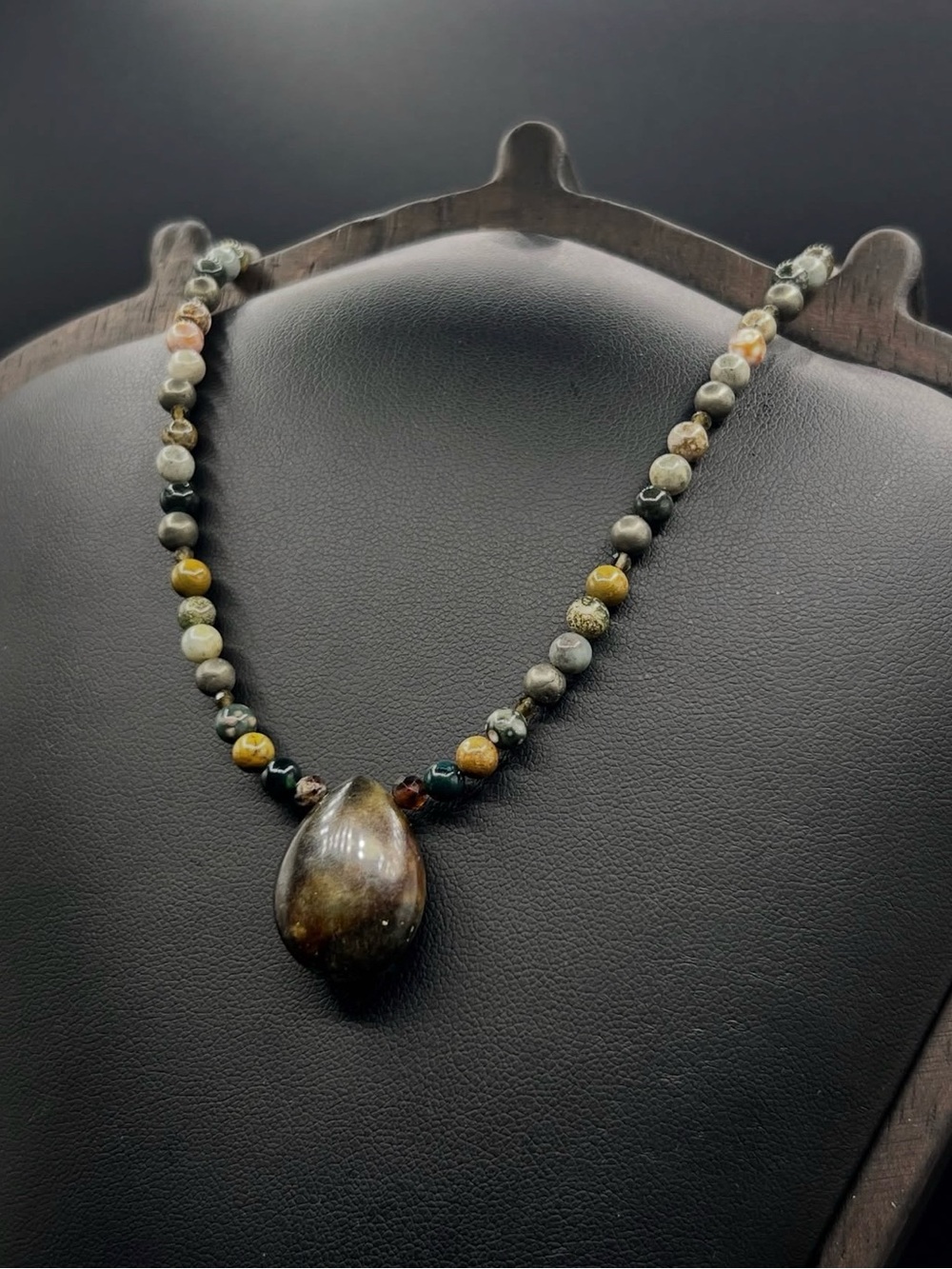 𝐑𝐈𝐕𝐄𝐑𝐁𝐄𝐃 | 𝖧𝖺𝗇𝖽𝗆𝖺𝖽𝖾 𝖦𝖾𝗆𝗌𝗍𝗈𝗇𝖾 Necklace - Picture 3 of 3